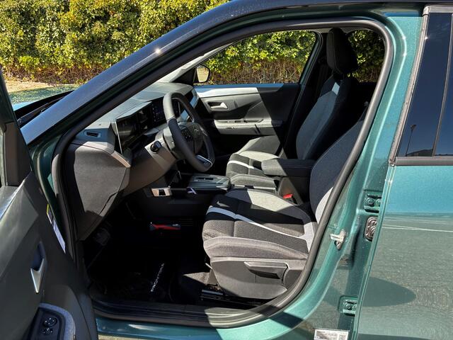 Opel FRONTERA 1.2 Turbo Hybrid GS 7p. | 145pk | Navigatie | Camera achter | Climate Control | Stoel- en stuurverwarming | Parkeersensoren voor en achter | LED verlichting | Verwarmde voorruit