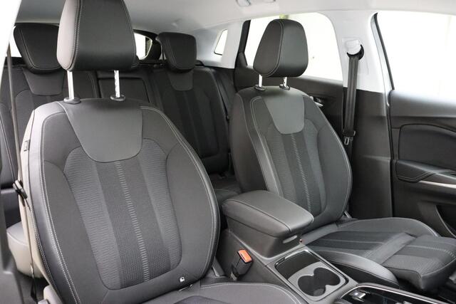 Opel Grandland 1.2 Turbo GS Black Pack | Automaat | Stoel en stuurverwarming | Navigatie | Achteruitrijcamera | Comfort stoelen | Adaptive cruise control | Parkeersensoren voor en achter | Led verlichting | Climate control