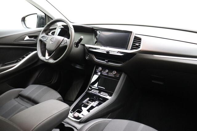 Opel Grandland 1.2 Turbo Level 3 | Navigatie via Carplay | Climate control | Keyless | Camera | Lichtmetalen velgen | Stuurverwarming | Getint glas | Electrische achterklep