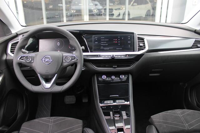 Opel Grandland 1.2 Turbo 130PK AUTOMAAT ULTIMATE | STOEL/STUUR/VOORRUIT VERWARMING | ACHTRERUITRIJ CAMERA | DODEHOEK DETECTIE | ELEKTRISCH BEDIENBARE ACHTERKLEP | FULL LED MATRIX KOPLAMPEN | NAVIGATIE | 19" LICHTMETALEN VELGEN | ALCANTARA BEKLEDING | APPLE CARPLAY/ANDRO