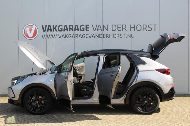 Opel Grandland 1.2-130pk Turbo GS-Line. Zeer nette en luxe hoogzitter, slechts 43.000km ! Autm. airco dual, camera, half leder, navigatie, telefoonvoorb, Apple carplay/Android auto, lane- en side assist, cruise control, metallic lak, LM wielen etc.