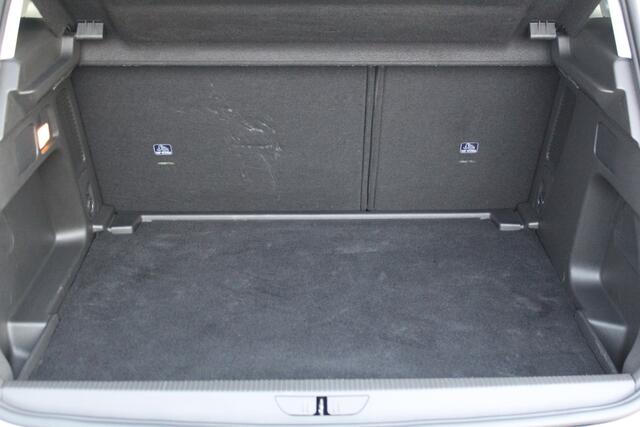 Opel Grandland 1.2-130pk Turbo GS-Line. Zeer nette en luxe hoogzitter, slechts 43.000km ! Autm. airco dual, camera, half leder, navigatie, telefoonvoorb, Apple carplay/Android auto, lane- en side assist, cruise control, metallic lak, LM wielen etc.