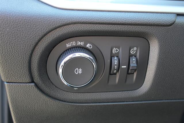 Opel Grandland 1.2-130pk Turbo GS-Line. Zeer nette, sportieve en luxe hoogzitter, slechts 49.000km ! Autm. airco dual, camera, half leder, navigatie, telefoonvoorb, Apple carplay/Android auto, lane- en side assist, cruise control, metallic lak, LM wielen etc.