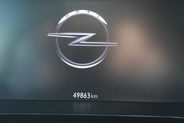 Opel Grandland 1.2-130pk Turbo GS-Line. Zeer nette, sportieve en luxe hoogzitter, slechts 49.000km ! Autm. airco dual, camera, half leder, navigatie, telefoonvoorb, Apple carplay/Android auto, lane- en side assist, cruise control, metallic lak, LM wielen etc.