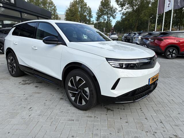 Opel Grandland Electric Business Edition 73 kWh | ECC | Navigatie | Elektrisch glazen panorama-dak | Matrix LED Verlichting | Cruise control | Camera | Winterpakket | 19" LM-Velgen