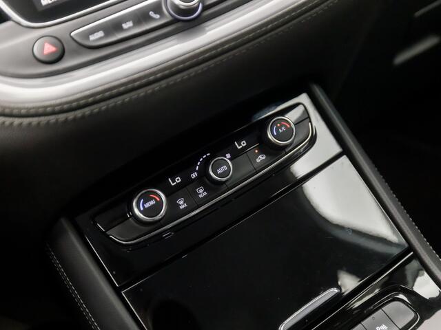 Opel Grandland X 1.2 Turbo Innovation Sport Automaat (APPLE CARPLAY, GROOT NAVI, CAMERA, LEDER, LED KOPLAMPEN, SPORTSTOELEN, TREKHAAK, DAB+, NIEUWSTAAT)
