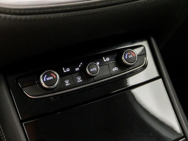 Opel Grandland X 1.2 Turbo Business Executive (APPLE CARPLAY, GROOT NAVI, CLIMATE, LEDER, TREKHAAK, SPORTSTOELEN, GETINT GLAS, ELEK ACHTERKLEP, LANE ASSIST, NIEUWE APK, NIEUWSTAAT)