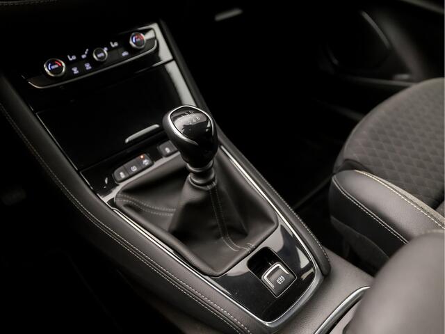 Opel Grandland X 1.2 Turbo Business Executive (APPLE CARPLAY, GROOT NAVI, CLIMATE, LEDER, TREKHAAK, SPORTSTOELEN, GETINT GLAS, ELEK ACHTERKLEP, LANE ASSIST, NIEUWE APK, NIEUWSTAAT)