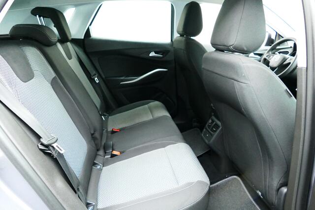 Opel Grandland X 1.2 130Pk Turbo Business Executive. Navi, Clima, Cruise, 17"LMV, Haak 1400kg