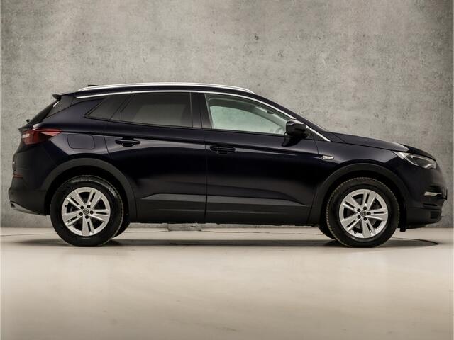 Opel Grandland X 1.2 Turbo Sport (APPLE CARPLAY, GROOT NAVI, LEDER, CAMERA, STUUR/STOELVERWARMING, SPORTSTOELEN, KEYLESS, CRUISE, GETINT GLAS, NIEUWSTAAT)
