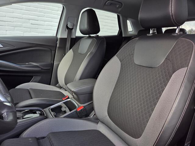 Opel Grandland X 130 PK Turbo Business Executive | Stoel/Stuurverwarming | Comfor