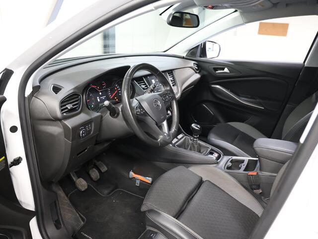 Opel Grandland X Innovation 130PK | 1ste eigenaar | AppleCarplay/AndroidAuto | Camera | Climate Control | Cruise Control | Dodehoekdetectie | LED lampen | 18"LMV | Navigatie | Parkeersensoren | DAB Radio | Isofix | Privacy Glass |