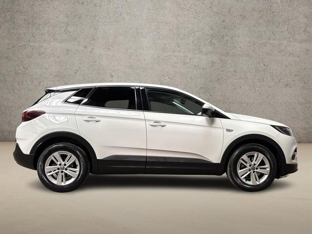 Opel Grandland X 1.2 Turbo Sport (APPLE CARPLAY, NAVIGATIE, CLIMATE, STUUR/STOELVERWARMING, SPORTSTOELEN, GETINT GLAS, TREKHAAK, PARKEERSENSOREN, CRUISE, NIEUWSTAAT)