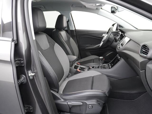 Opel Grandland X T131PK Apple Carplay Android Auto Camera PDC Navi AGR Keyless 19" DAB+ ECC Bluetooth 1/2 Leer Privacy Glas LMVRegen-Licht Sensor Cruise Control Aut.-Achterklep Lane-Assist Leder-Stw Elec-ramen en Spiegels Isofix 100% Dealer Onderhouden Business Executive