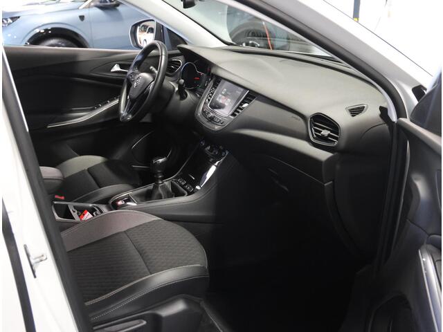 Opel Grandland X 1.2 130PK Turbo Business Executive | 1ste eigenaar | Trekhaak | AppleCarplay/AndroidAuto | Camera | Climate Control | Cruise Control | Dodehoekdetectie | LMV | Navigatie | Parkeersensoren | DAB Radio | Isofix | Privacy Glass | Elektrische Klep |