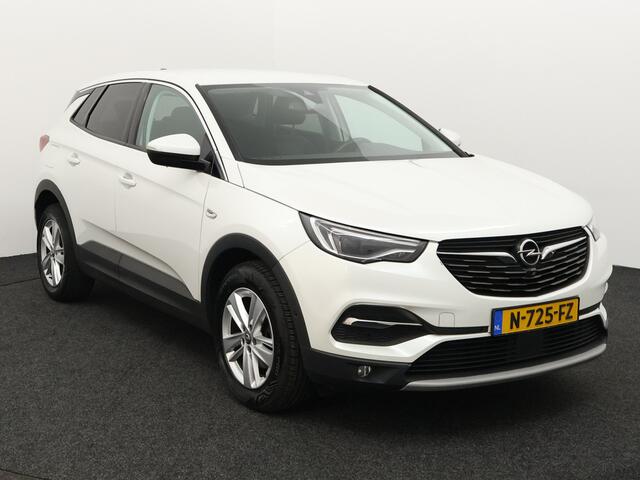 Opel Grandland X 1.2 Turbo Business Elegance Apple Carplay/Android Auto, Cruise control, Parkeersensor voor/achter, Rijstrooksensor, dodehoekdetectie Een stijlvolle en comfortabele SUV die luxe en ruimte uitstekend combineert. Het moderne design geeft de auto een elegante uitstraling, met een ruim interieur.