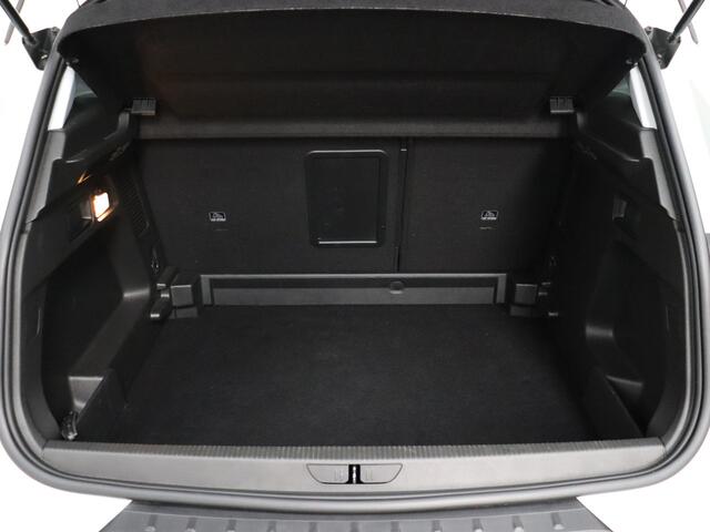 Opel Grandland X 1.2 Turbo Business Elegance Apple Carplay/Android Auto, Cruise control, Parkeersensor voor/achter, Rijstrooksensor, dodehoekdetectie Een stijlvolle en comfortabele SUV die luxe en ruimte uitstekend combineert. Het moderne design geeft de auto een elegante uitstraling, met een ruim interieur.