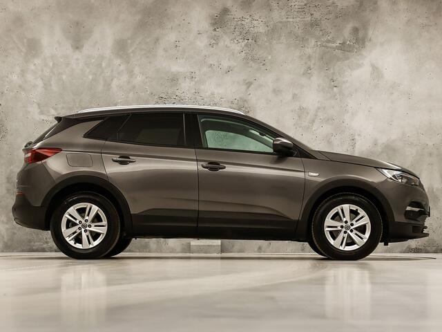 Opel Grandland X 1.2 Turbo Sport Automaat (APPLE CARPLAY, GROOT NAVI, CLIMATE, STUUR/STOELVERWARMING, SPORTSTOELEN, PARKEERSENSOREN, GETINT GLAS, CRUISE, NIEUWSTAAT)