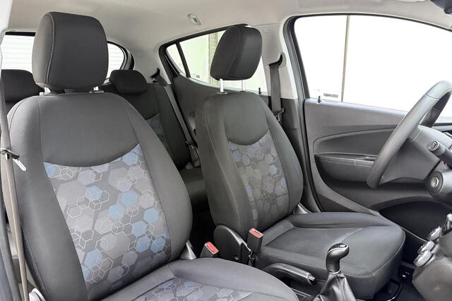 Opel KARL 1.0 Rocks Online Edition | Navigatie via Carplay | Parkeersensoren | Dakrails | DAB radio | Cruise control | Zuinige motor