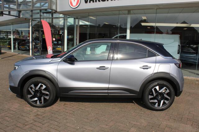 Opel MOKKA 1.2-101pk 'Elegance'. Werkelijk in nieuwstaat verkerende nieuwste model Opel Mokka ! Volautm. airco, navigatie, Isofix, telefoonvoorb., metallic lak, LM wielen, digitaal dashboard etc., etc.