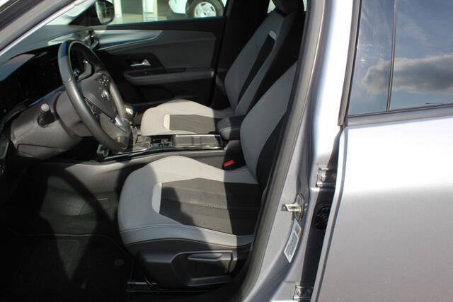 Opel MOKKA 1.2-101pk 'Elegance'. Werkelijk in nieuwstaat verkerende nieuwste model Opel Mokka ! Volautm. airco, navigatie, Isofix, telefoonvoorb., metallic lak, LM wielen, digitaal dashboard etc., etc.