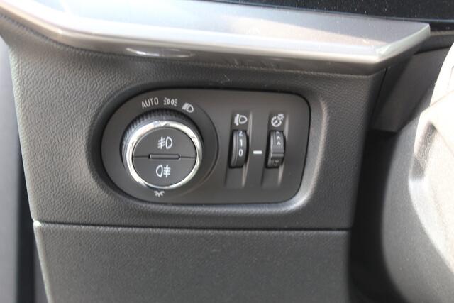Opel MOKKA 1.2-101pk 'Elegance'. Werkelijk in nieuwstaat verkerende nieuwste model Opel Mokka ! Volautm. airco, navigatie, Isofix, telefoonvoorb., metallic lak, LM wielen, digitaal dashboard etc., etc.