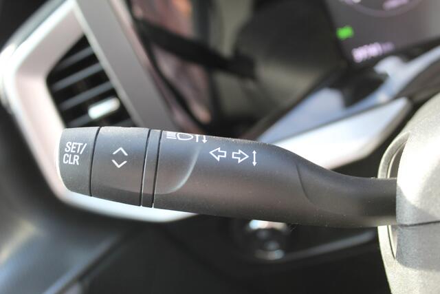 Opel MOKKA 1.2-101pk 'Elegance'. Werkelijk in nieuwstaat verkerende nieuwste model Opel Mokka ! Volautm. airco, navigatie, Isofix, telefoonvoorb., metallic lak, LM wielen, digitaal dashboard etc., etc.