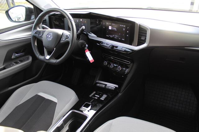 Opel MOKKA 1.2 Turbo Uniek!!Lage kilometerstand/AUTOMAAT/Navigatie/Cruise control/Climate control/Apple carplay/Achteruitrijcamera/Parkeersensoren/Lane assist/Stoelverwarming/Stuurverwarming/LED koplampen/17'' Lichtmetalen velgen/Spraakbediening.