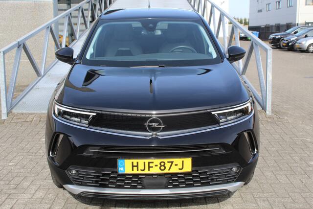 Opel MOKKA 1.2 Turbo Uniek!!Lage kilometerstand/AUTOMAAT/Navigatie/Cruise control/Climate control/Apple carplay/Achteruitrijcamera/Parkeersensoren/Lane assist/Stoelverwarming/Stuurverwarming/LED koplampen/17'' Lichtmetalen velgen/Spraakbediening.