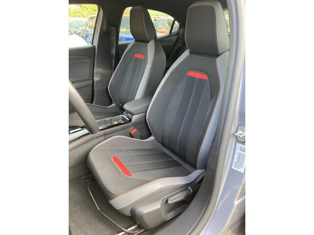 Opel MOKKA Electric Level 4 50 kWh | Navigatie | Trekhaak | Warmtepomp | Climate control | Dealer onderhouden | Camera | Parkeersensoren | Stoel- en stuurverwarming | Cruise control