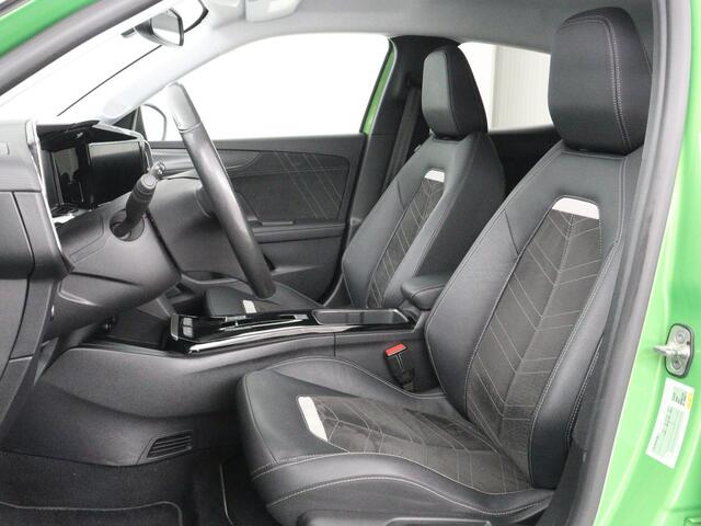 Opel MOKKA Mokka-e Ultimate 50 kWh | SOH 90% | 3 Fase | Stoelverwarming | Leder/Alcantara | Warmtepomp | Adaptive cruise | Camera | Stuurverwarming | Carplay | Matrix LED | Navigatie | Park Assist