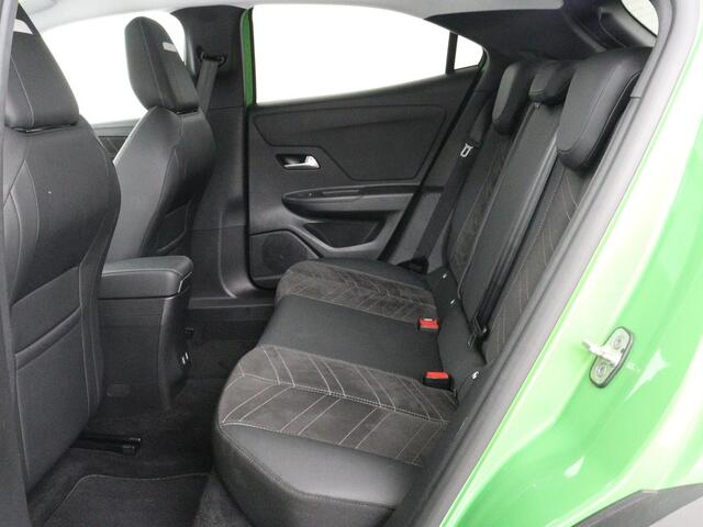 Opel MOKKA Mokka-e Ultimate 50 kWh | SOH 90% | 3 Fase | Stoelverwarming | Leder/Alcantara | Warmtepomp | Adaptive cruise | Camera | Stuurverwarming | Carplay | Matrix LED | Navigatie | Park Assist