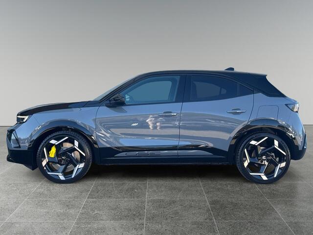 Opel MOKKA Electric GSE EV 54kWh 281pk | SNEL LEVERBAAR! | ¤5.000 KORTING | ZWARTE MOTORKAP | SPORTSTOELEN | CAMERA | APPLE CARPLAY / ANDROID AUTO | 3-FASEN |