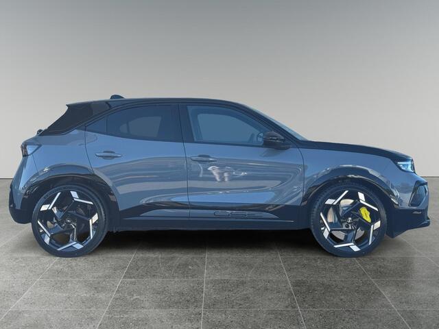 Opel MOKKA Electric GSE EV 54kWh 281pk | SNEL LEVERBAAR! | ¤5.000 KORTING | ZWARTE MOTORKAP | SPORTSTOELEN | CAMERA | APPLE CARPLAY / ANDROID AUTO | 3-FASEN |