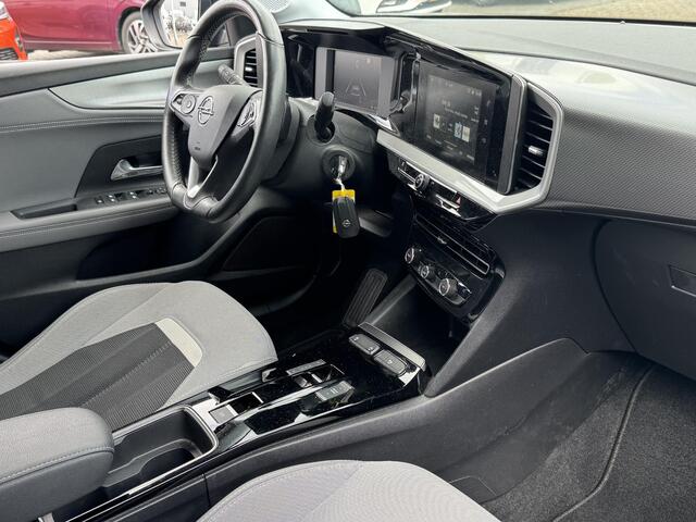 Opel MOKKA 1.2 Turbo Elegance Rijklaar | Incl. Service en garantie | AUTOMAAT | Als nieuw! | Trekhaak | Camera | Cruise | Clima | Stoelverwarming | LED | Android - Carplay | 17" LMV