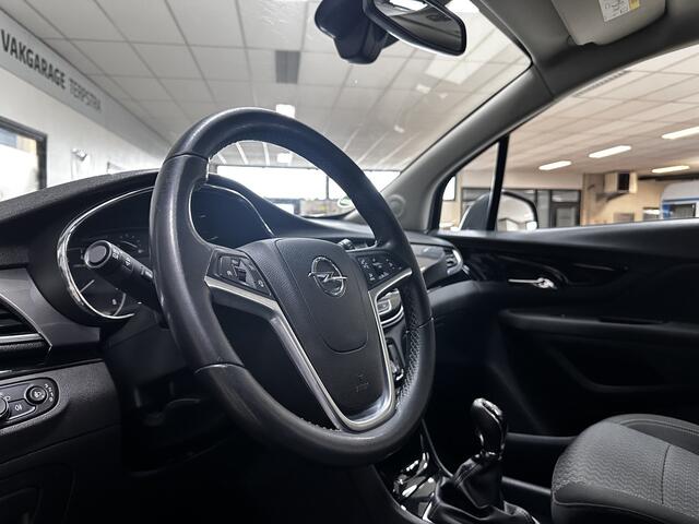 Opel MOKKA X 1.4 Turbo Innovation/ 140pk!/ Trekhaak/ 17'' LMV/ PDC V+A/ Apple + Android/ Navi/ Clima/ Cruise/ Bluetooth/ Armsteun/ Multi. LEDER. Stuur/ Mistl./ Dakrails/ LED Dagrijverl.