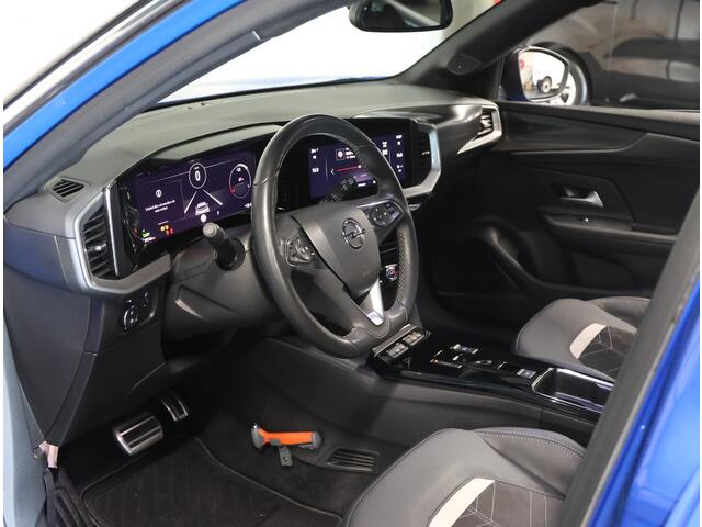 Opel MOKKA Mokka-e Ultimate 50kWh 136PK | 1ste eigenaar | ACCU 96% | Massagestoel | Winterpakket | LEER/Alcantara | Navigatie | Camera | Dodehoekdetectie | Adaptive Cruise Control | Climate Control | AppleCarplay/AndroidAuto | Isofix | Privacy Glass | Two-Tone |