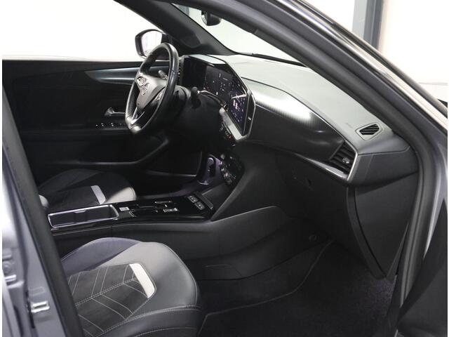 Opel MOKKA 130PK Ultimate | AppleCarPlay/AndroidAuto | Camera | Dodehoekdetectie | Stuur/stoelverwarming | AUTOMAAT | Alcantara/Leer | Two-tone | Adaptief Cruise Control | Keyless | Isofix | Privacy Glass | Trekhaak |