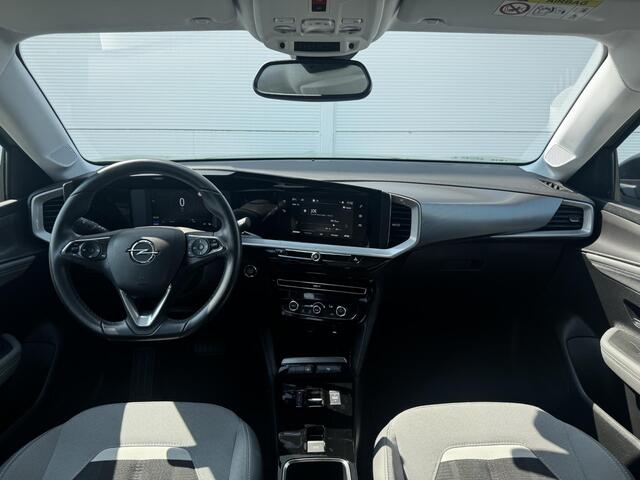 Opel MOKKA Mokka-e Elegance 50-kWh 11kw bl. Navigatie via Apple Carplay of Android Auto / Achteruitrijcamera / Parkeersensoren achter / Cruise control / Lane assist / DAB radio / Telefoon voorbereiding * DAB radio / Lichtmetalen wielen 17" / Stoelverwarming / Elekt