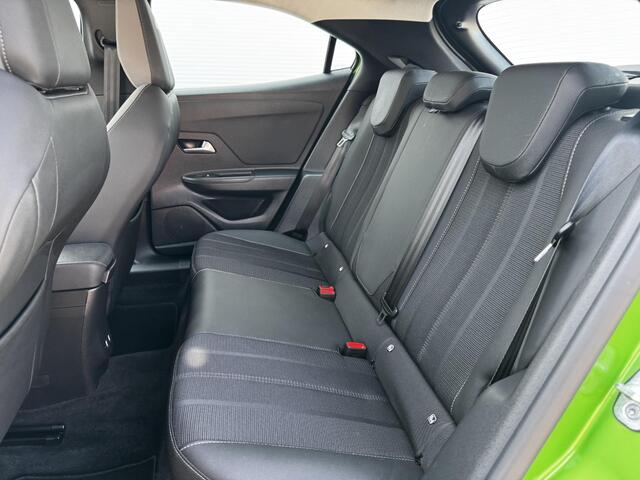 Opel MOKKA Mokka-e Elegance 50-kWh 11kw bl. Navigatie via Apple Carplay of Android Auto / Achteruitrijcamera / Parkeersensoren achter / Cruise control / Lane assist / DAB radio / Telefoon voorbereiding * DAB radio / Lichtmetalen wielen 17" / Stoelverwarming / Elekt