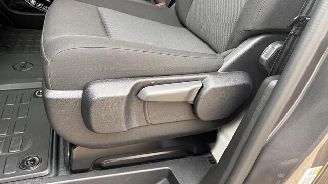 Opel VIVARO Vivaro-e L3 75 kWh 136 PK | NAVI | Multimedia | Apple Carplay | Android Auto | Parkeersensoren achter | Bestuurdersstoel comfort | Bank voorpassagiers met opbergruimte| ECall pakket met geprogrammeerd voorverwarmen | Laadkabel | Reservewiel | van ¤48.669 