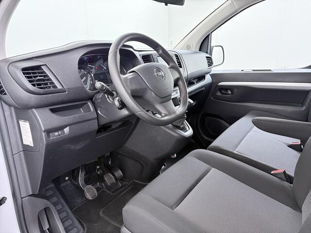 Opel VIVARO 2.0D 145PK L3 Dubbele Cabine 6-Persoons Trekhaak Euro 6 Airco Navi Apple Carplay Android Auto Cruise Control Bluetooth Pdc Betonplex Lat om lat Achterdeuren DAB Privacy Glas 1e Eigenaar Origineel Nederlandse Auto Dealeronderhouden
