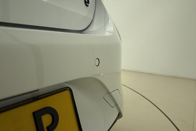 Opel e-Corsa Electric Long Range GS 51 kWh | Navigatie | Stoel & Stuurverwarming | Keyless | 17" Lichtmetalen velgen | Zwart dak | DAB Radio