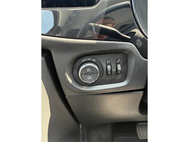 Opel e-Corsa Electric Long Range Edition 51 kWh | DEMO| Climate control | Camera | Parkpilot | LED Verlichting | Electrisch Pakket | Navigatie via Apple carplay/ Android auto