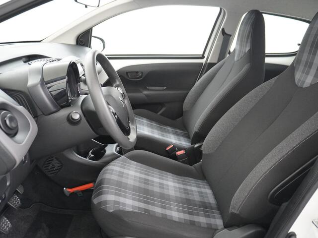 Peugeot 108 1.0I 73PK5Drs Airco Pack LED Mistlampen Premium ESP Bluetooth Centrale deurvergrendeling Afstand bediend Stuurbekrachtiging e-VTi Active Elek.ramen ABS Volledig Peugeot Dealer Onderhouden l.b. bij 91.718km ! Zuinig + Goedkoop in de vaste lasten! Orig.NLse