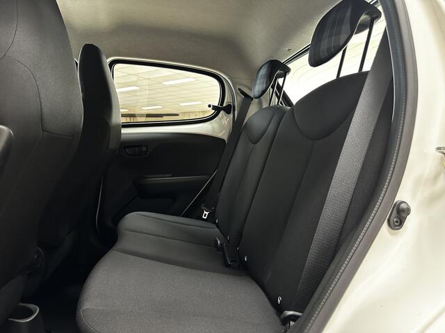 Peugeot 108 1.0 e-VTi Active /5-Drs! /LED Dagrijverl. /Airco /Elek. ramen voor /C.V. afstand /Bluetooth /AUX & USB /Isofix /Mistlampen.