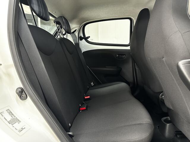 Peugeot 108 1.0 e-VTi Active /5-Drs! /LED Dagrijverl. /Airco /Elek. ramen voor /C.V. afstand /Bluetooth /AUX & USB /Isofix /Mistlampen.