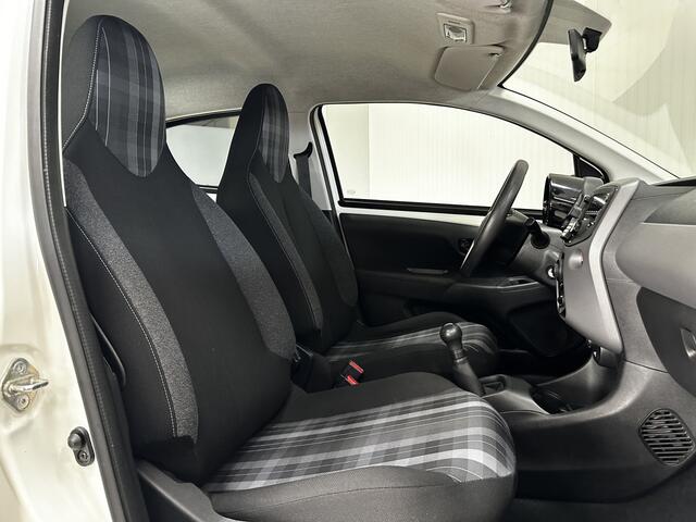 Peugeot 108 1.0 e-VTi Active /5-Drs! /LED Dagrijverl. /Airco /Elek. ramen voor /C.V. afstand /Bluetooth /AUX & USB /Isofix /Mistlampen.