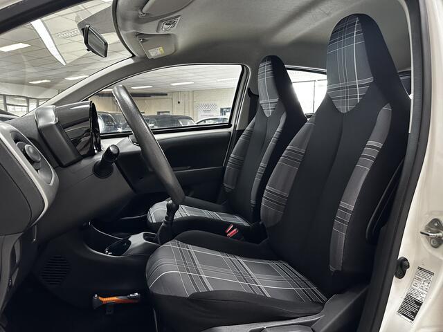 Peugeot 108 1.0 e-VTi Active /5-Drs! /Airco /Elek. ramen voor /C.V. afstand /Bluetooth /AUX & USB /Isofix /LED Dagrijverl. /Getint glas /Mistlampen.