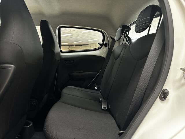 Peugeot 108 1.0 e-VTi Active /5-Drs! /Airco /Elek. ramen voor /C.V. afstand /Bluetooth /AUX & USB /Isofix /LED Dagrijverl. /Getint glas /Mistlampen.